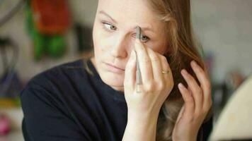 Young woman shaping her eyebrows video