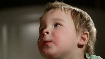 deux année vieux garçon soufflant savon bulles video