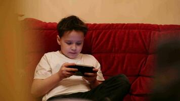 adolescente é jogando dele portátil jogos console video