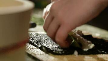 Kochen Sushi rollen mit Avocado und Philadelphia Käse video