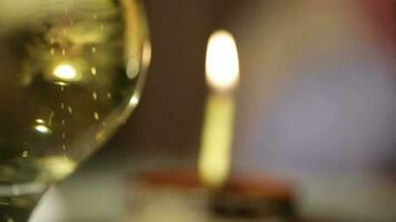 bicchiere di Champagne e candela nel il Tiramisù torta video