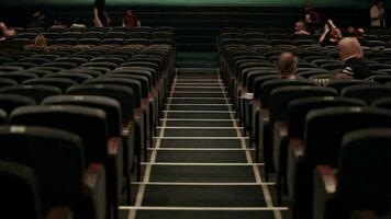 publiek vult de theater tijd vervallen video