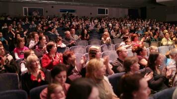 public applaudi après le première video