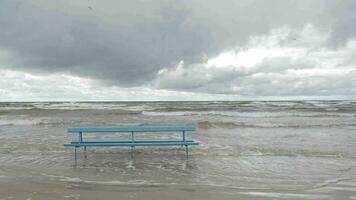 banc sur la plage video