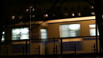 métro métro train en plein air à nuit video