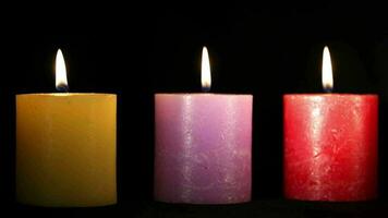 trois bougies sur fond noir video