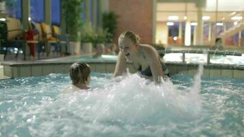 madre con niño en el salón-spa video