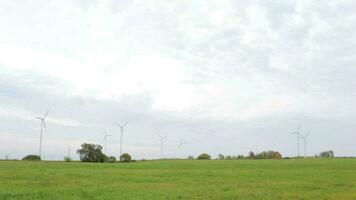 wind turbines in de veld- video