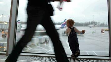kind op de luchthaven video