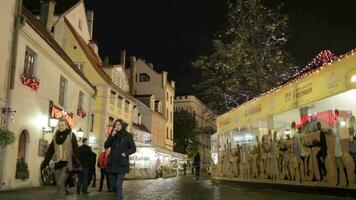 Riga, vieux ville, nuit la vie video