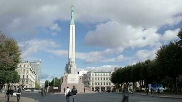 temps laps le liberté monument dans Riga, Lettonie video
