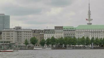 Hamburg, Deutschland Fluss Boote mit deutschland Flagge video