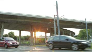 Straße der Verkehr Zeitraffer beim das Sonnenuntergang video