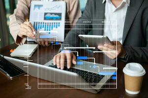 reunión del equipo de negocios presente. inversionista profesional que trabaja con la tarea de los gerentes de finanzas. con teléfono inteligente portátil y tableta digital a la luz de la mañana foto