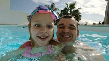 papi y hija en nadando piscina video