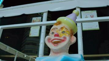 Statue von ein Lachen Clown im draussen Kirmes video