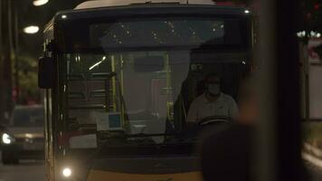 ônibus e carros dentro a rua do noite cidade, Espanha video