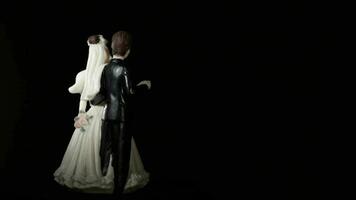 Wedding cake figurines video