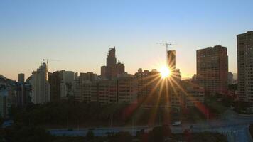 paesaggio urbano con luminosa mattina luce del sole video