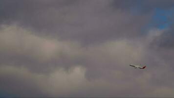 ensoleillé avion escalade dans ciel video