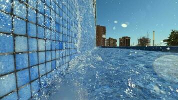 buitenshuis zwembad met waterval in de stad- video