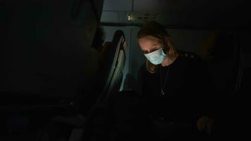 Frau Flugzeug Passagier mit Telefon beim Nacht video