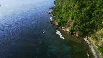 oceano clif Visão tiro a partir de topo cenas video