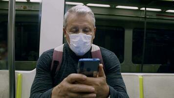 uma homem com uma Smartphone dentro uma metrô carro video