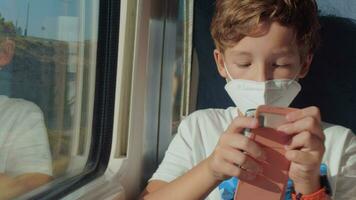 niño utilizando móvil siendo aburrido con el tren paseo video