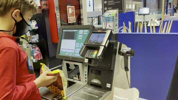 aan het doen de boodschappen doen in de Zelfbediening supermarkt video