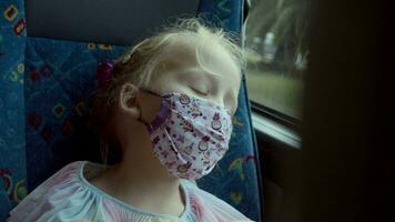 vier Jahre alt Mädchen im ein Maske video