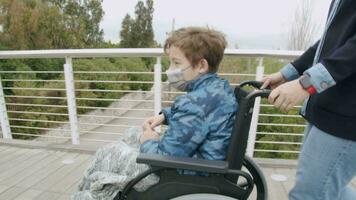 mère prise se soucier de une handicapé enfant video