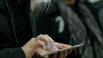 mujer en máscara mensajes de texto móvil mensaje en subterráneo video