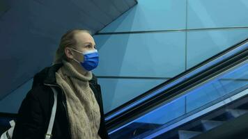 forens in medisch masker Aan roltrap in metro video