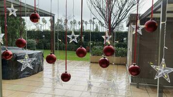 dekoriert Haus Fenster. Weihnachten und Neu Jahr Ferien video