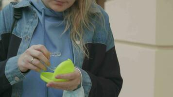 vrouw zetten Aan beet spalk en gezicht masker, covid-19 levensstijl video