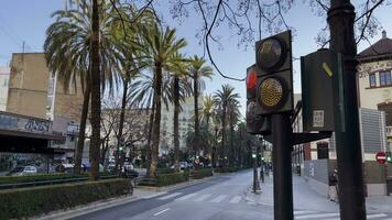 Valencia calle con muchos tráfico luces incluso uno para bicicletas video