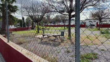 cerrado vacío jardín cuadrado para parrilla dentro el ciudad video