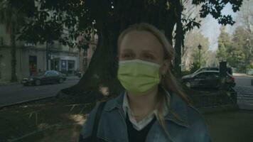 Extérieur Urbain portrait de en marchant femme dans masque video