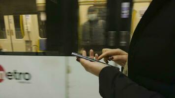 sempre nel il muoversi. donna con mobile nel il metropolitana video