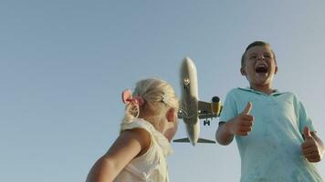 niños son súper emocionado con avión volador gastos generales entonces cerca video