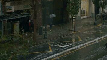 chuva de granizo dentro uma Cidade video