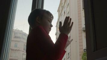 Kind im Coronavirus Sperrung applaudieren zu Gesundheit Arbeitskräfte von öffnen Fenster video