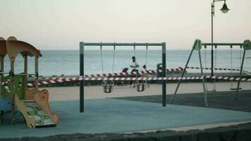 covid-19 Einschränkungen. Spielplatz Sein beigefügt mit Warnung Band video