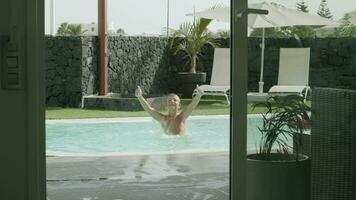 disfrutando verano y Dom en el piscina video