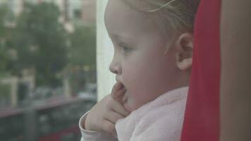 enfant explorant le ville avec maman de ouvert fenêtre video