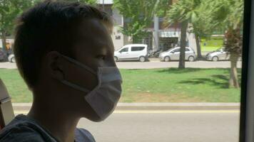 bus rijden door de stad. kind vervelend gezicht masker video