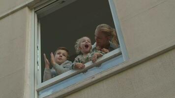 Familie im öffnen Fenster während covid-19 Quarantäne video