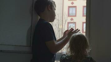 kinderen in coronavirus quarantaine. jongen geven applaus naar medisch personeel video