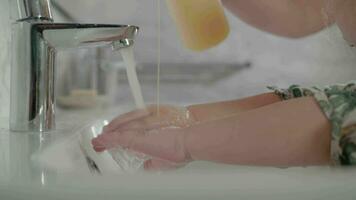 Mama nimmt Pflege von ein Kind und hilft zu waschen Hände video